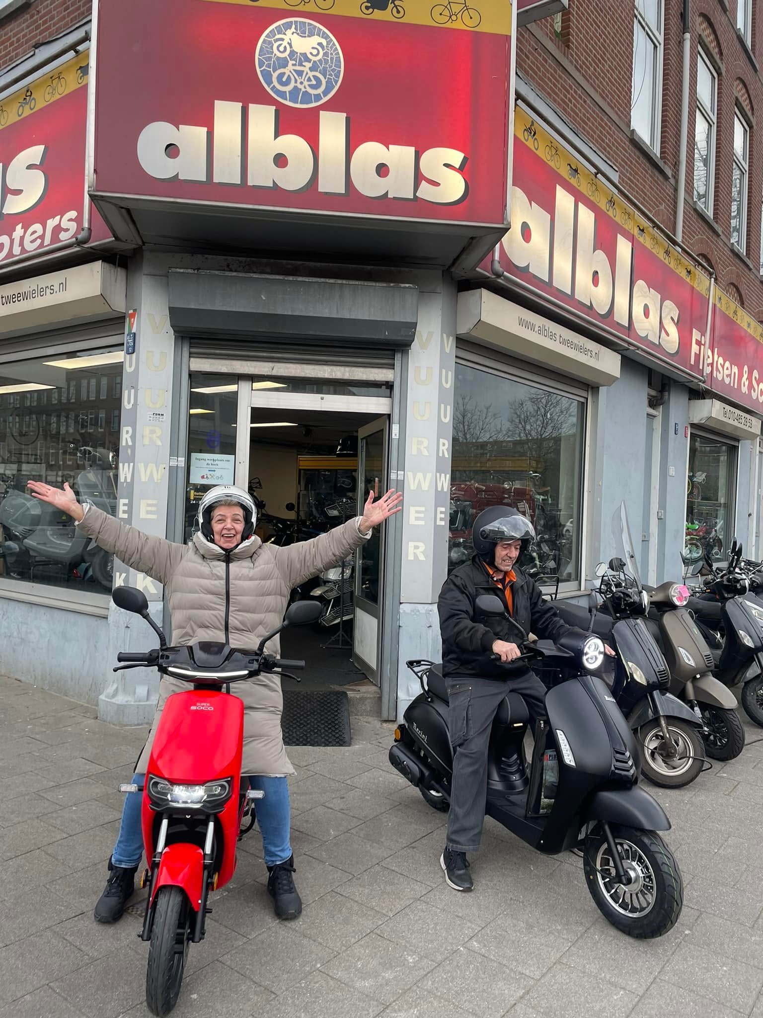 Klanten met een elektrische en benzine scooter